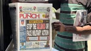 Un vendeur propose des journaux locaux dont les gros titres font référence aux commentaires du président américain Donald Trump AP Photo