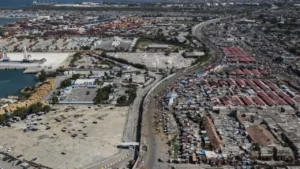 Vue aérienne du terminal pétrolier de Varreux, à Port-au-Prince, Haïti. © Matias Delacroix / AP