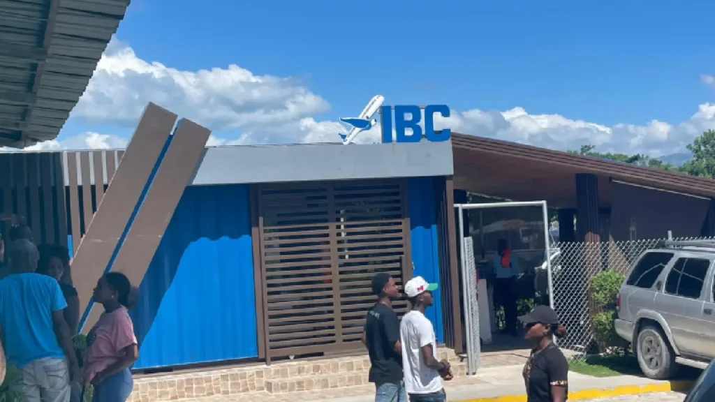 Installations d'IBC Air à l'aéroport international Antoine Simon des Cayes, ville du sud d'Haïti, le mardi 4 novembre 2025. Photo : Fritznel D. Octave, rédacteur en chef du Haitian Times.
