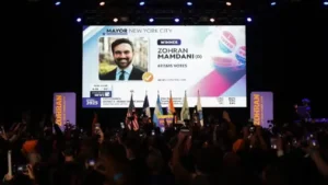 Zohran Mamdani, déclaré vainqueur de l’élection à la mairie de New York, lors de la soirée électorale au théâtre Brooklyn Paramount, à New York, le 4 novembre 2025. ANGELA WEISS/AFP
