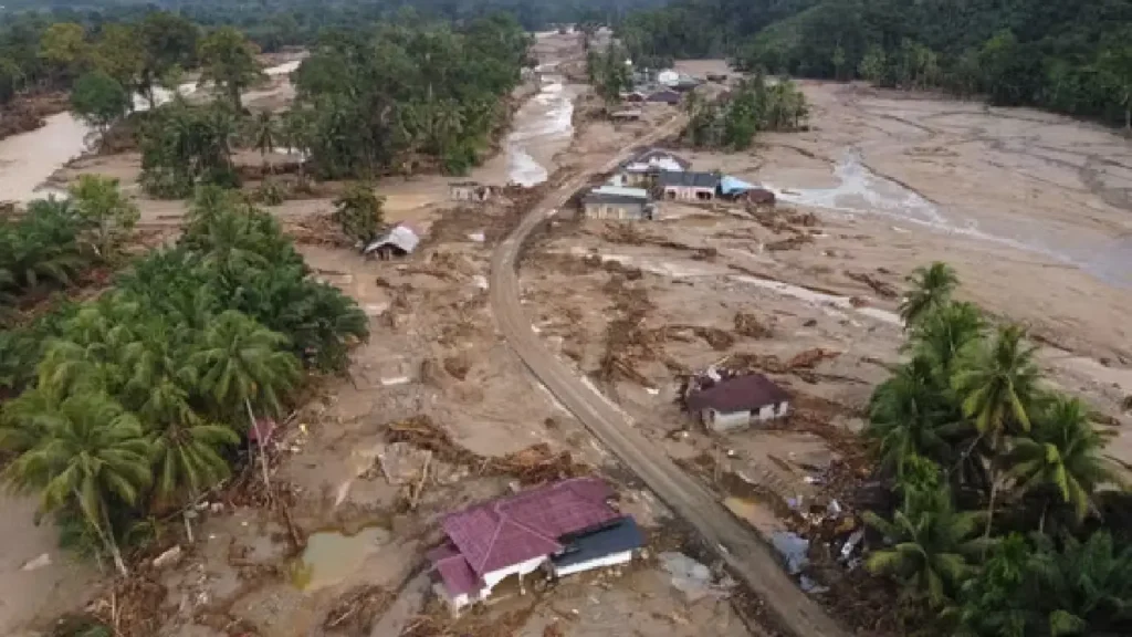 Vue aérienne du village de Batang Toru, touché par les inondations, dans le nord de Sumatra (Indonésie), le 2 décembre 2025. BINSAR BAKKARA/AP