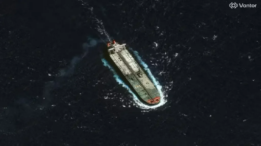 Le pétrolier « Skipper », saisi par les Etats-Unis au large des côtes vénézuéliennes, le 10 décembre, aperçu alors qu’il naviguait à environ 33 kilomètres au nord de la Guadeloupe, le 12 décembre 2025. VANTOR VIA AP