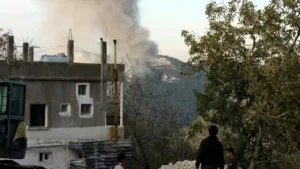 Des bombardements israéliens ont touché le village de Jbaa dans le sud du Liban dans le but de détruire « des infrastructures terroristes du Hezbollah ». © Crédit photo : MAHMOUD ZAYYAT / AFP