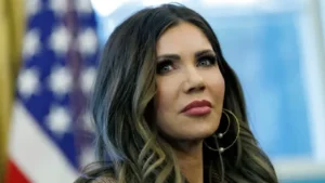 Le ministère américain de la sécurité intérieure, dirigé par Kristi Noem, a annoncé mercredi 3 décembre 2025 la suspension des demandes d’immigration provenant de 19 pays jugés à haut risque. WILL OLIVER/POOL / EPA