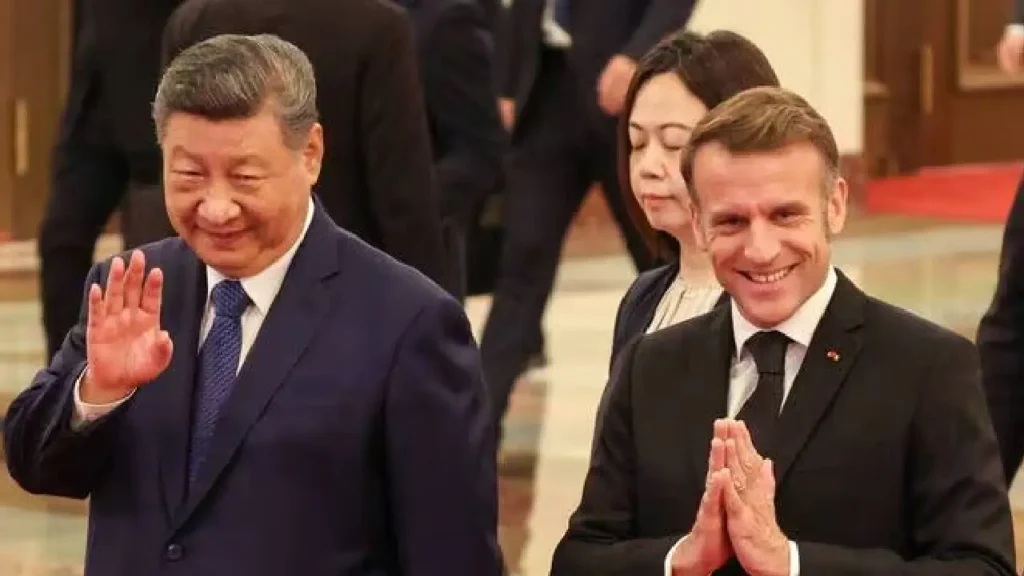 Le président chinois Xi Jinping et Emmanuel Macron assistent à une cérémonie de bienvenue à l’occasion de la visite du président français en Chine, à Pékin le 4 décembre 2025. | LUDOVIC MARIN / AFP