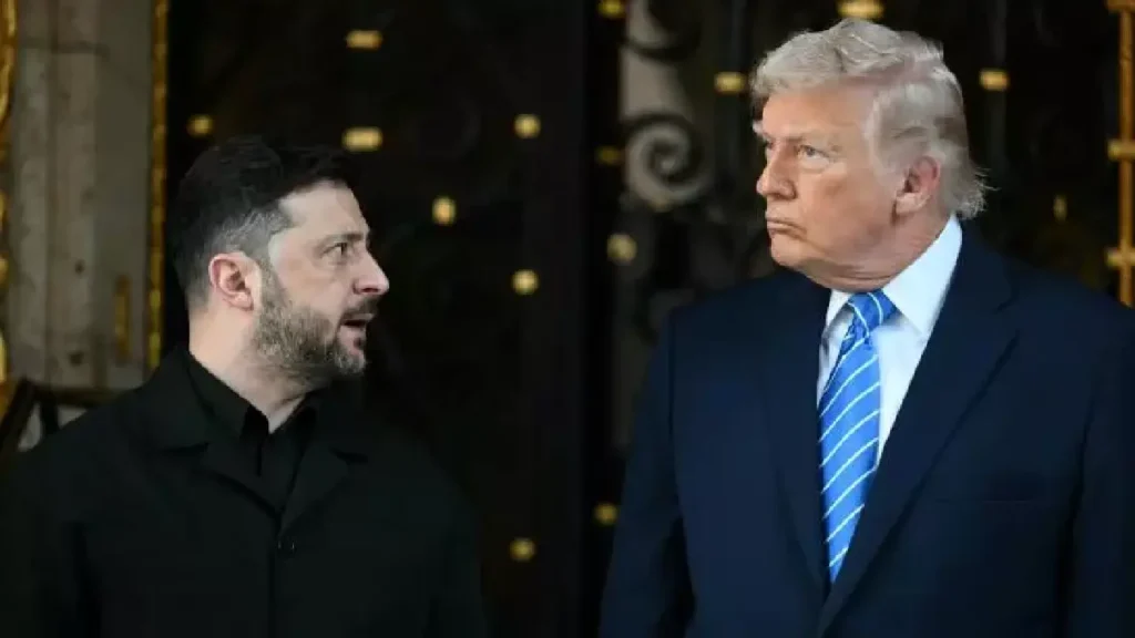 Le président ukrainien Volodymyr Zelensky (G) et le président américain Donald Trump à Mar-a-Lago, à Palm Beach (Floride), aux Etats-Unis, le 28 décembre 2025 AFP Jim WATSON