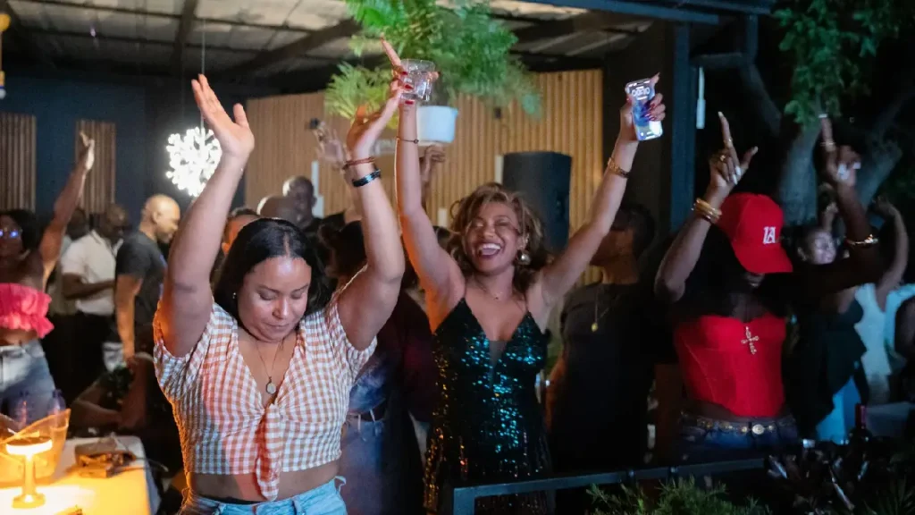 Photo: Clarens Siffroy Agence France-Presse Des personnes dansent sur de la musique compas lors d’un spectacle de Maestro dans un salon de Pétion-Ville, à Port-au-Prince, le 7 décembre.