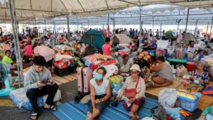 Des Thaïlandais évacués vers un abri temporaire après les affrontements à la frontière entre la Thaïlande et le Cambodge, dans la province de Buriram (Thaïlande), le 8 décembre 2025. SAROT MEKSOPHAWANNAKUL / THAI NEWS PIX / AFP