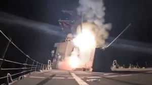 Un missile est lancé depuis un navire militaire sur un lieu non identifié, le 25 décembre. Les frappes américaines au Nigeria visent des positions de l'Etat islamique, a précisé Washington. (Photo Department of War Via Reuters)