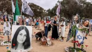 Le 6 octobre 2024, des personnes se recueillent devant un mémorial dédié aux victimes tuées ou enlevées le 7 octobre 2023 au festival de musique Nova, près du kibboutz Reim, dans le sud d’Israël. PHOTO MENAHEM KAHANA/AFP