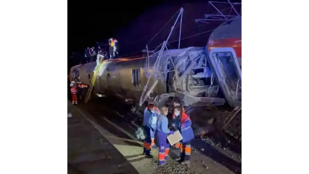 Les trains déraillés à Adamuz après la collision tragique en Andalousie, montrant l’ampleur des dégâts causés par l’accident. (Photo publiée par @ABC)
