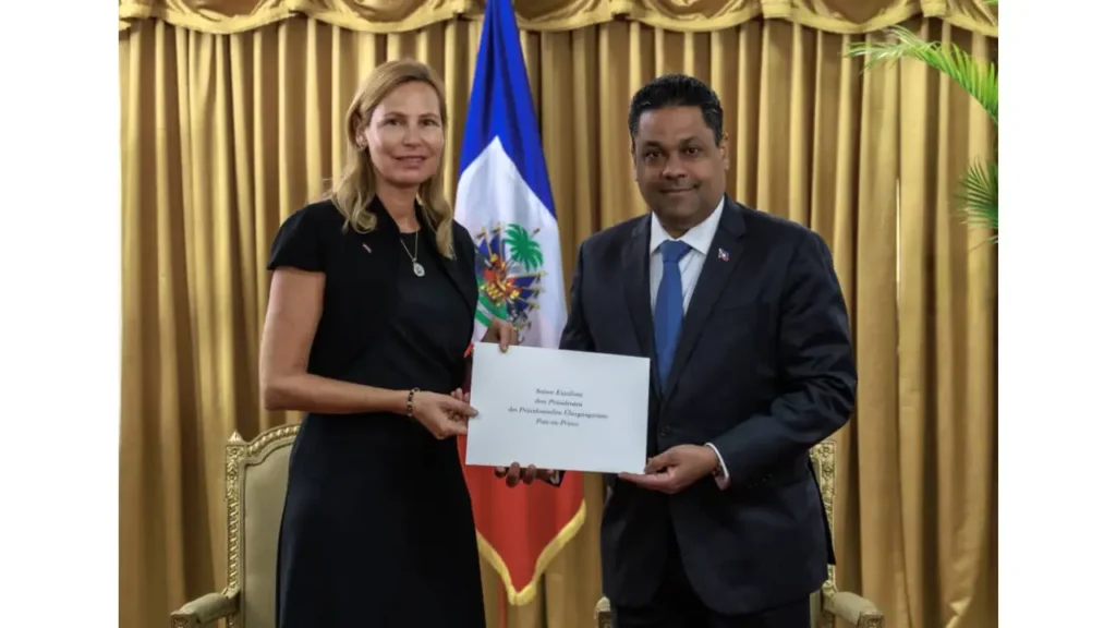 Le président du Conseil présidentiel de transition (CPT), Laurent Saint-Cyr, recevant les lettres de créance de Maike Friedrichsen, ambassadrice de la République fédérale d’Allemagne