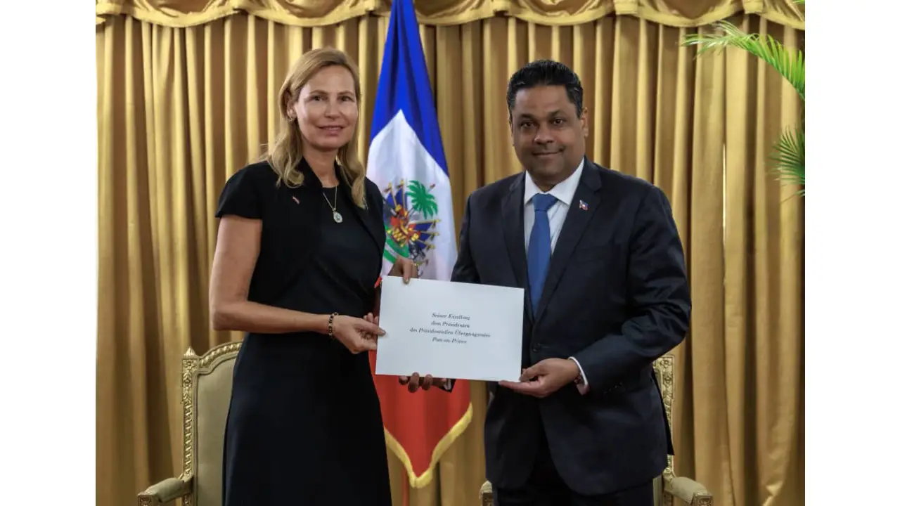Le président du Conseil présidentiel de transition (CPT), Laurent Saint-Cyr, recevant les lettres de créance de Maike Friedrichsen, ambassadrice de la République fédérale d’Allemagne