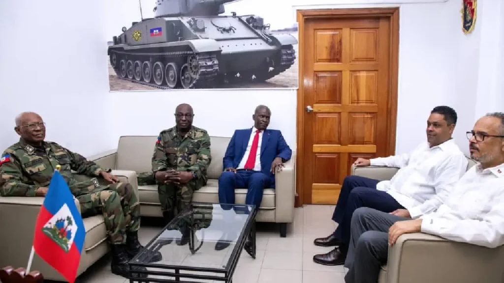 Le président du Conseil présidentiel de transition, Laurent Saint-Cyr, le Premier ministre Alix Didier Fils-Aimé et les hauts commandants de la FAd’H au bureau. (Photo publiée par @PresidenceHT).