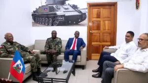 Le président du Conseil présidentiel de transition, Laurent Saint-Cyr, le Premier ministre Alix Didier Fils-Aimé et les hauts commandants de la FAd’H au bureau. (Photo publiée par @PresidenceHT).