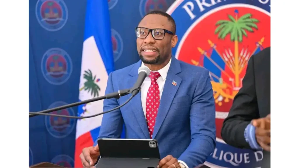 Élysée Collagène, directeur général du Fonds national de l’éducation (FNE), s’exprimant au micro des Mardis de la Nation, le 20 janvier 2026. (Photo publiée par @PrimatureHT)