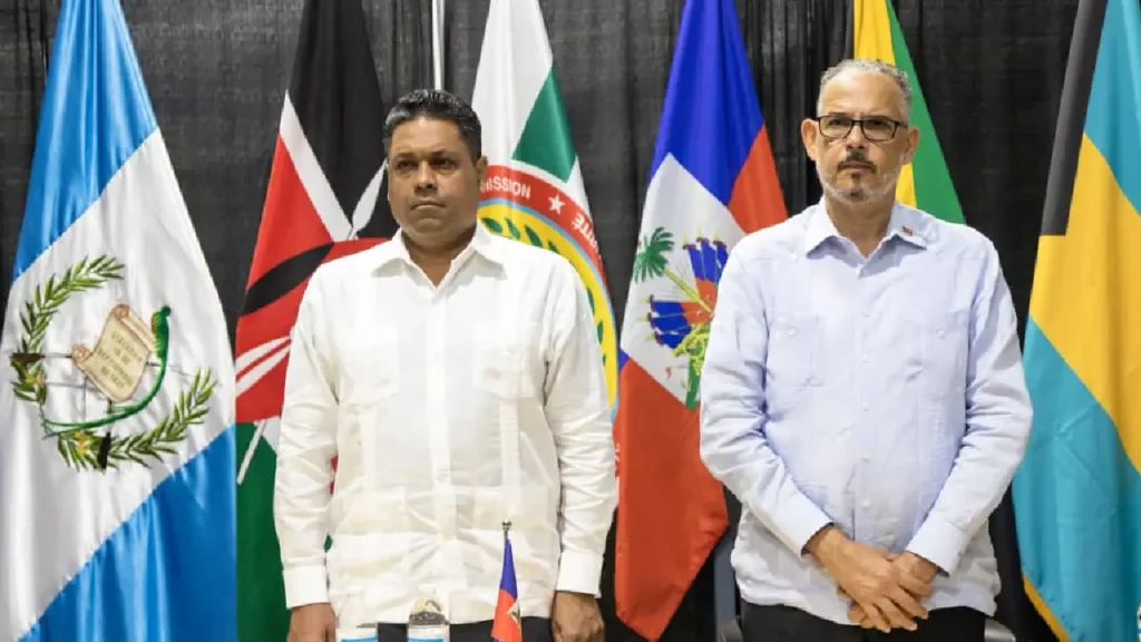 Le président du Conseil présidentiel de transition, Laurent Saint-Cyr, accompagné du Premier ministre Alix Didier Fils-Aimé, lors d’une visite à la base du GSF. Photo publiée par @PresidenceHT.