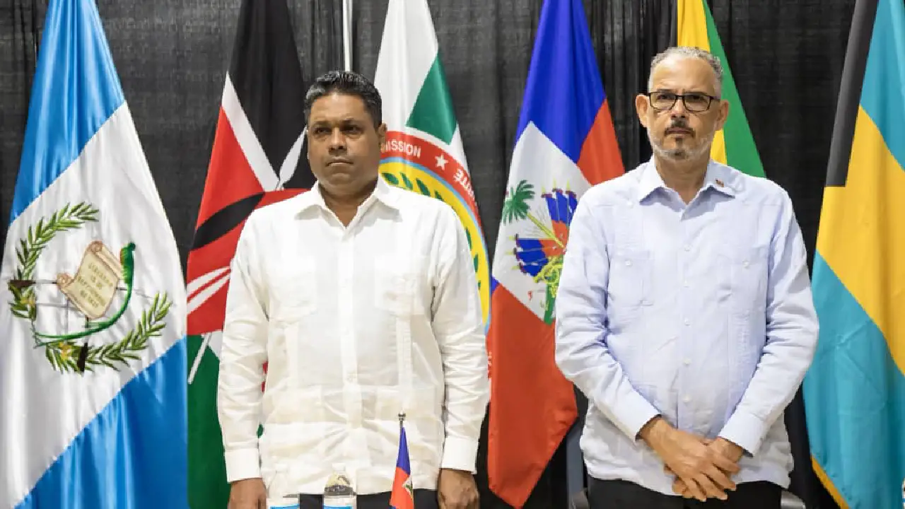 Le président du Conseil présidentiel de transition, Laurent Saint-Cyr, accompagné du Premier ministre Alix Didier Fils-Aimé, lors d’une visite à la base du GSF. Photo publiée par @PresidenceHT.