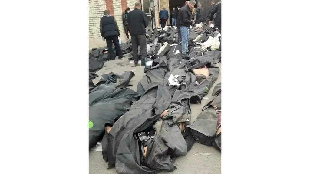 Une capture d’écran d’une vidéo diffusée sur les réseaux sociaux montre des corps dans des sacs mortuaires, devant le centre médico-légal Kahrizak, à Téhéran, le 11 janvier 2026. SOCIAL MEDIA / VIA REUTERS