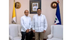 Le Révérend Père Claude Éric Andriamirado, représentant du Nonce apostolique, et le Président du Conseil Présidentiel de Transition, Laurent Saint-Cyr. (Photo publiée par @PresidenceHT)