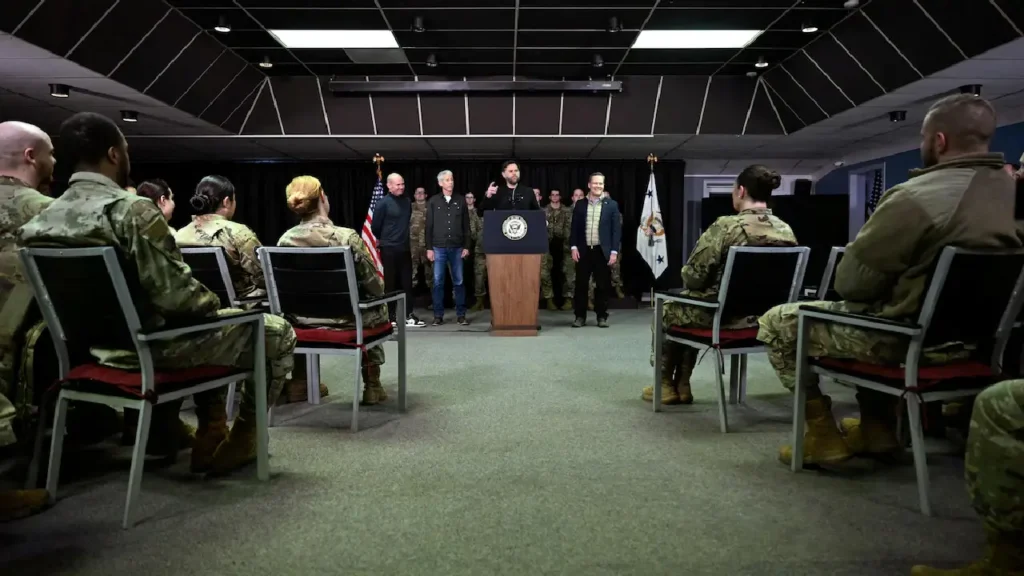 Le vice-président des États-Unis s'exprime devant des militaires américains sur la base militaire de Pituffik, au Groenland, le 28 mars 2025. Photo : Reuters / JIM WATSON