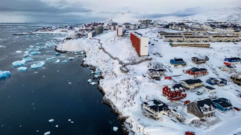 Vue aérienne de Nuuk, la capitale du Groenland, alors que Donald Trump a intensifié ses projets concernant ce territoire danois autonome et riche en minerais situé dans l'Arctique. - Odd ANDERSEN / AFP