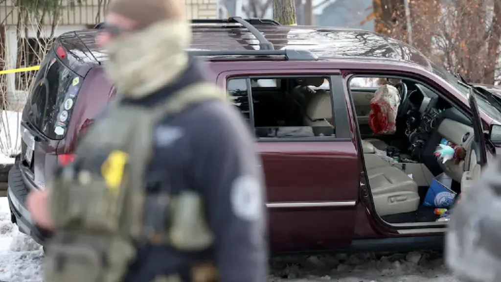 Le véhicule de la femme abattue par la police de l'immigration, à Minneapolis, ce mercredi 7 janvier. (Ellen Schmidt/AP)