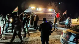 Les services d’urgence arrivent sur les lieux d’une frappe israélienne sur le village de Kfar Hatta, dans le sud du Liban, le 5 janvier 2026. MAHMOUD ZAYYAT/AFP