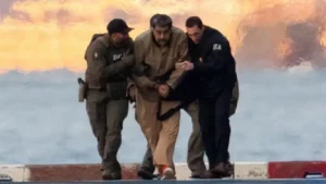 Le président vénézuélien déchu, Nicolas Maduro, est escorté jusqu’au tribunal fédéral de New York pour sa comparution, le 5 janvier 2026. ADAM GRAY/REUTERS