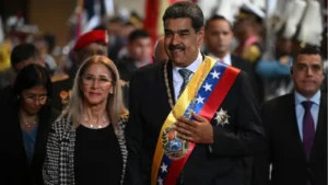 Le président vénézuélien Nicolas Maduro arrive avec son épouse Cilia Flores pour prononcer son discours annuel devant le Parlement à Caracas le 15 janvier 2025. Federico Parra/AFP via Getty Images