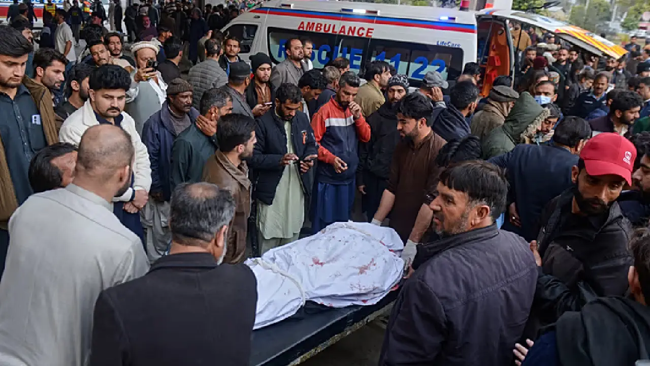 Des proches et des bénévoles transportent une victime de l'explosion d'une bombe dans une mosquée chiite, depuis un hôpital d'Islamabad. AP Photo