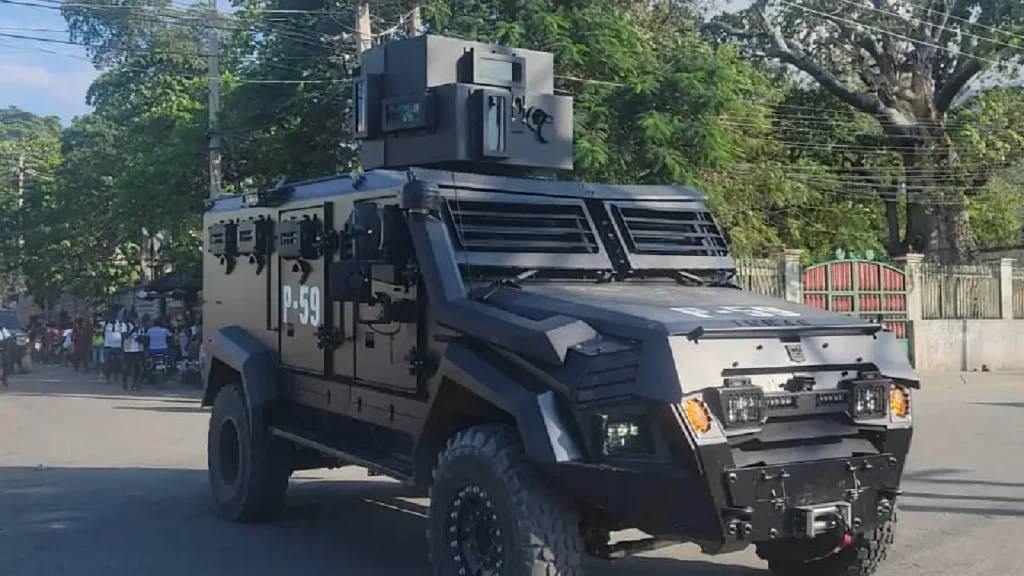 L’un des dix blindés offerts par le Canada à la PNH. (Photo : AYITI AN AVAN)