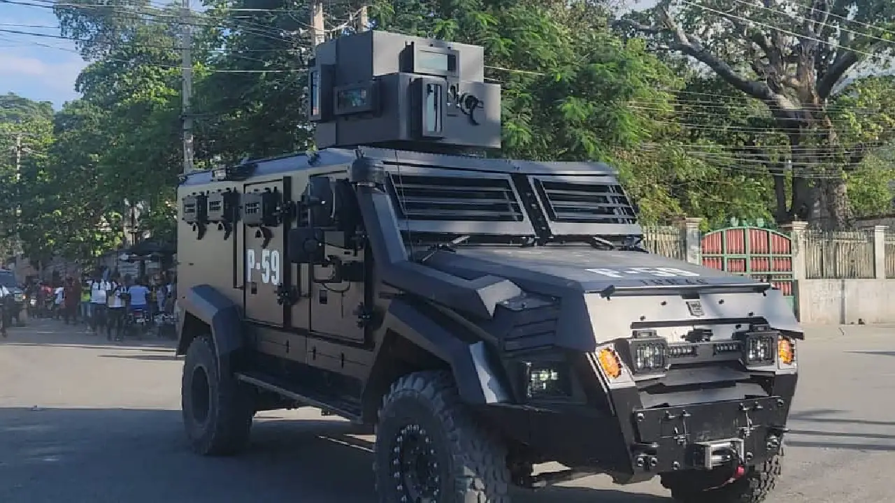 L’un des dix blindés offerts par le Canada à la PNH. (Photo : AYITI AN AVAN)