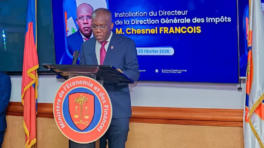 M. Chesnel François, nouveau directeur général de la DGI, s’exprimant au micro du MEF lors de son discours d’installation, le mercredi 25 février 2026. Photo publiée par le MEF sur son compte Facebook.