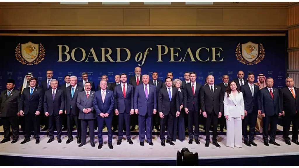 Le président Donald Trump se tient aux côtés d'autres dirigeants mondiaux avant une réunion du Conseil de la paix à l'Institut américain de la paix, jeudi 19 février 2026, à Washington. AP Photo/Mark Schiefelbein