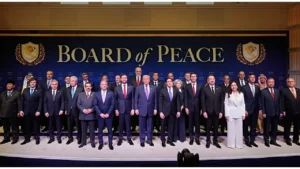 Le président Donald Trump se tient aux côtés d'autres dirigeants mondiaux avant une réunion du Conseil de la paix à l'Institut américain de la paix, jeudi 19 février 2026, à Washington. AP Photo/Mark Schiefelbein