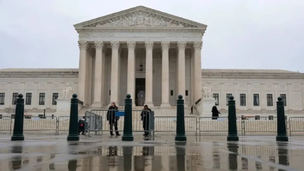 La Cour suprême des États-Unis est représentée le 20 février 2026 à Washington, DC. La Cour suprême a statué contre la légalité des tarifs douaniers du président Trump dans une décision à 6 contre 3 rédigée par le juge en chef conservateur John Roberts. Heather Diehl/Getty Images