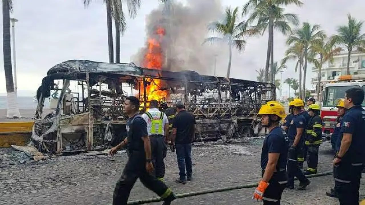 Le Mexique a été secoué par une vague de violences dimanche après la mort du chef de l’un des plus gros cartels de la drogue lors d’une opération militaire réalisée avec le soutien des États-Unis, les autorités s’employant à éviter une aggravation des troubles. REUTERS/Stringer | REUTERS