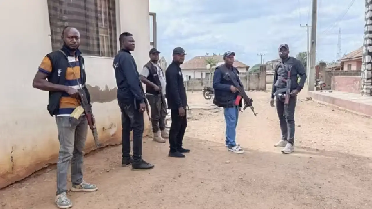 Des policiers devant une église, lors d’un office religieux organisé en mémoire de victimes d’une attaque armée, à Eruku, dans l’Etat de Kwara, au Nigeria, le 23 novembre 2025. ABDULLAHI DARE AKOGUN / REUTERS