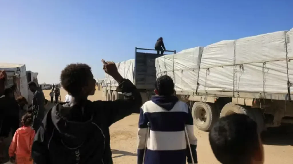 Arrivée de camions en provenance d’Egypte transportant de l’aide humanitaire à Khan Younès, dans le sud de la bande de Gaza, après leur passage par le point de passage de Rafah, le 1ᵉʳ février 2026. BASHAR TALEB/AFP