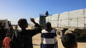 Arrivée de camions en provenance d’Egypte transportant de l’aide humanitaire à Khan Younès, dans le sud de la bande de Gaza, après leur passage par le point de passage de Rafah, le 1ᵉʳ février 2026. BASHAR TALEB/AFP