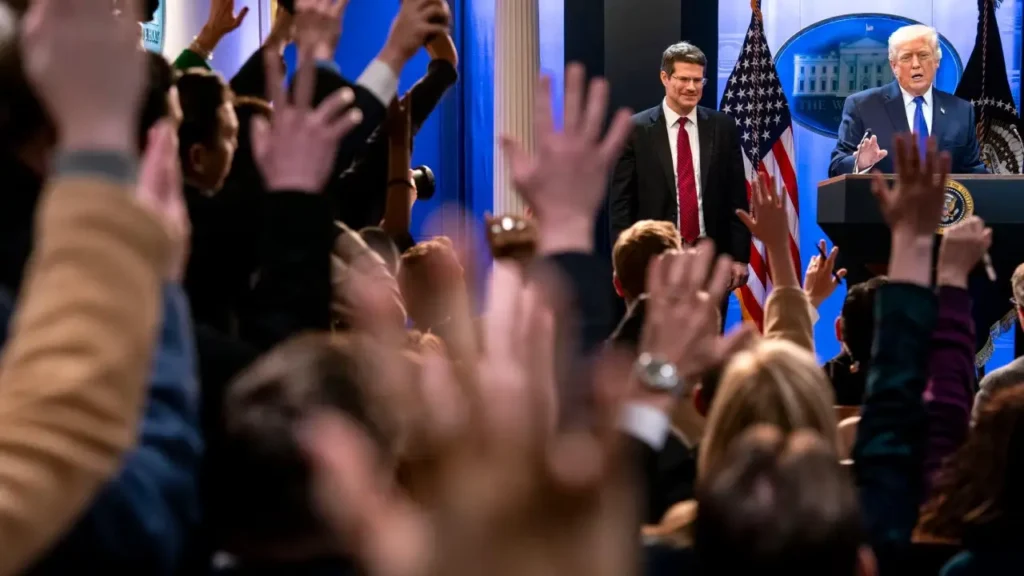 Les questions restent nombreuses après le double retournement de situation au sujet des droits de douane américains, outil de négociation favori de l'administration Trump, dont la Suisse a fait les frais en 2025. — © BONNIE CASH / POOL / KEYSTONE