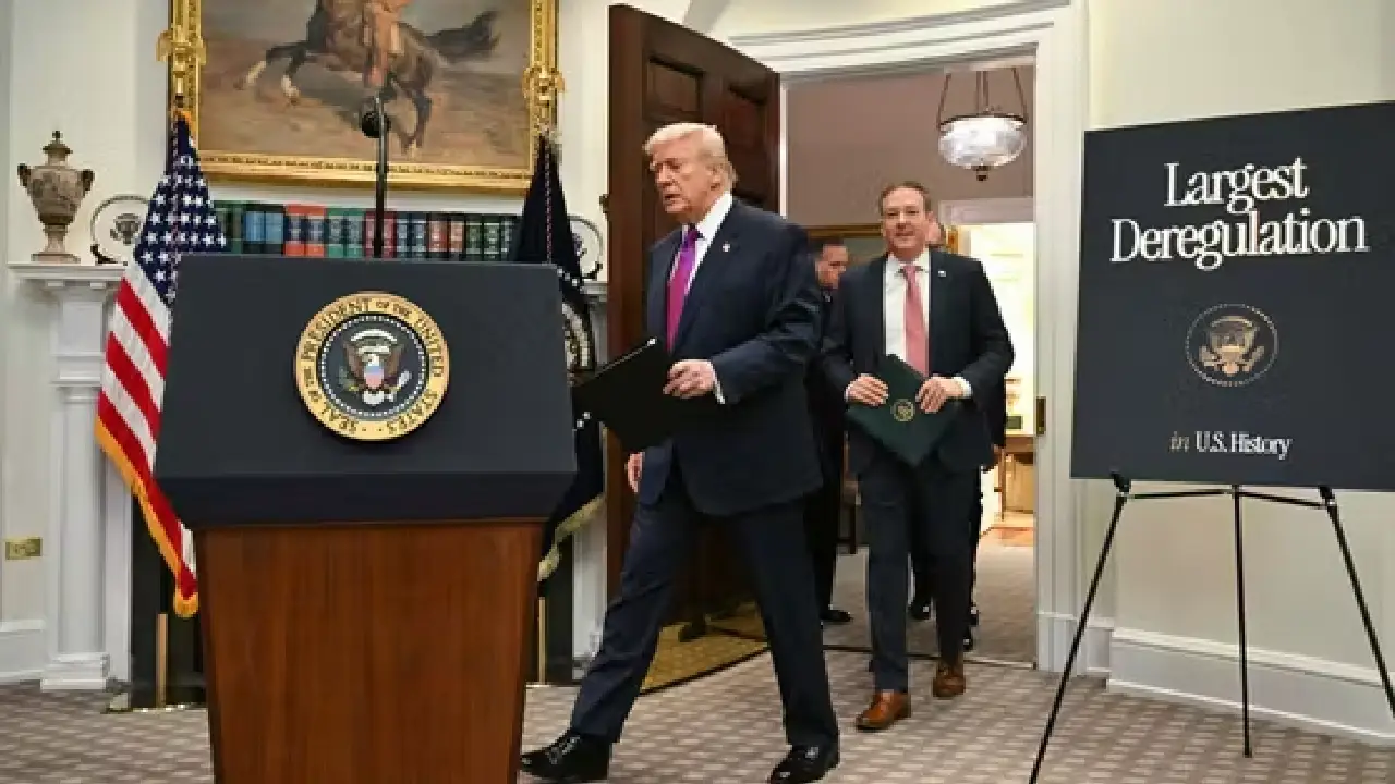 Le président Donald Trump, avant l’annonce de l’abrogation du texte servant de fondement à la lutte contre les émissions de gaz à effet de serre aux Etats-Unis, à la Maison Blanche, à Washington, le 12 février 2026. SAUL LOEB / AFP