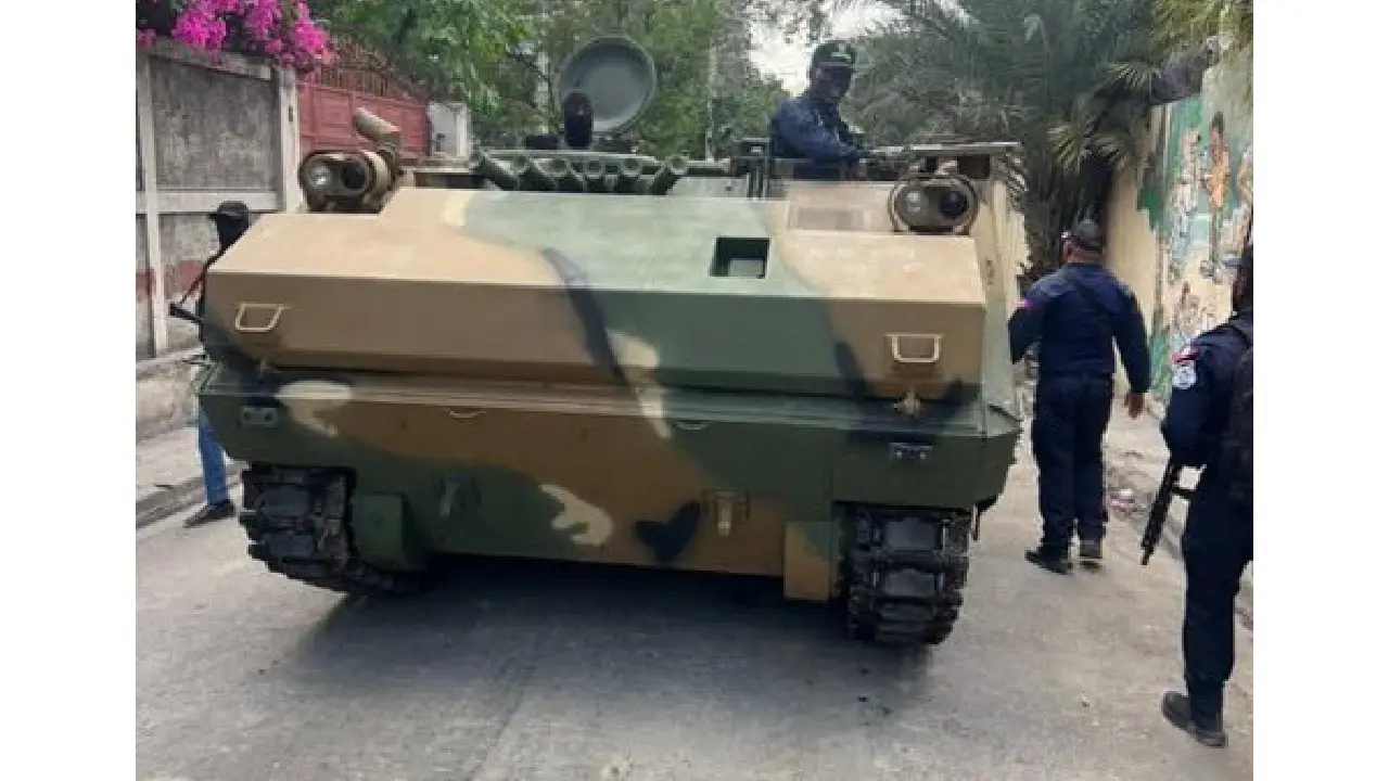 Réception des premiers chars d’assaut blindés par la PNH pour renforcer la lutte contre les gangs armés.