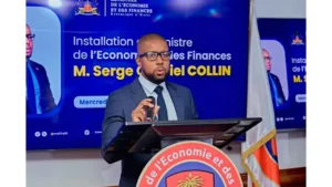 Serge Gabriel Collin, nouveau Ministre de l’Économie et des Finances, s’exprimant au micro du MEF lors de son discours d’installation, le mercredi 25 février 2026. Photo publiée par le MEF sur son compte Facebook.
