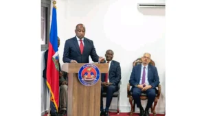 Mario Andrésol, nouveau ministre de la Défense, s'exprimant lors de son installation le mercredi 4 mars 2026. (Photo publiée par @PrimatureHT)