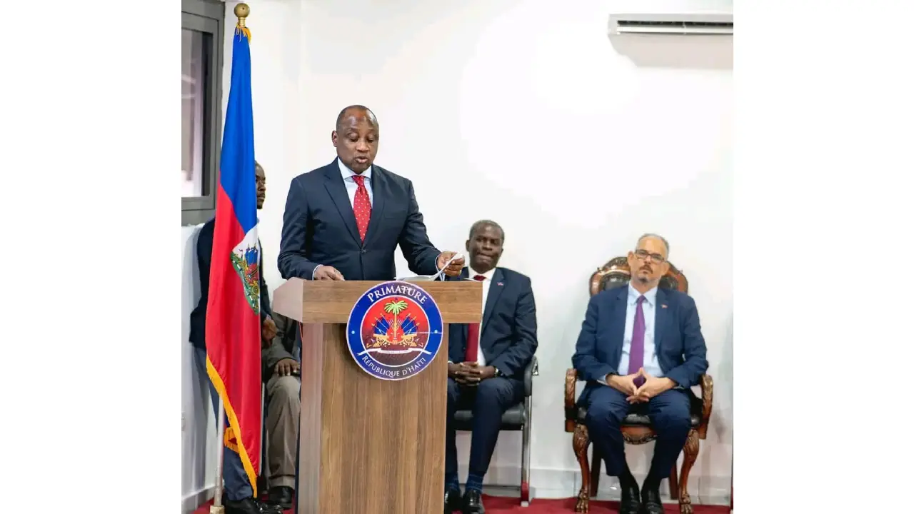 Mario Andrésol, nouveau ministre de la Défense, s'exprimant lors de son installation le mercredi 4 mars 2026. (Photo publiée par @PrimatureHT)