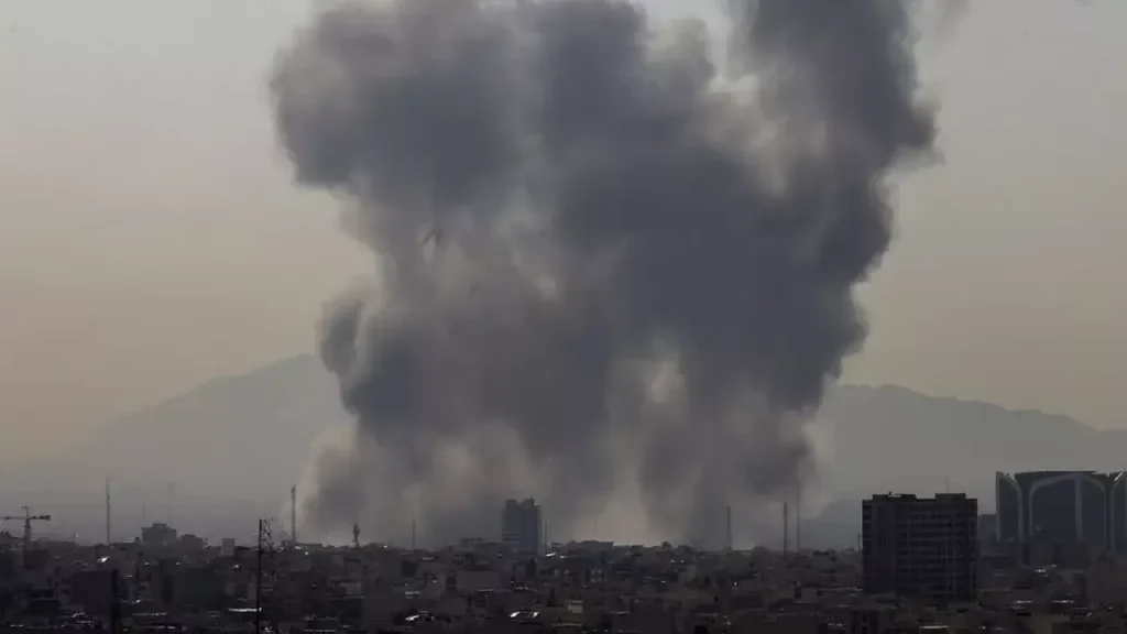 Un nuage de fumée émerge de Téhéran après le bombardement d'un complexe présidentiel par les forces américaines et israéliennes samedi. (Photo ATTA KENARE/AFP)