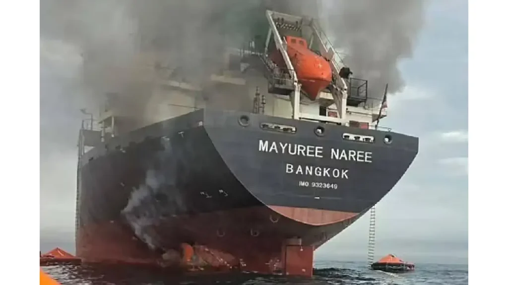 De la fumée s’élevant du vraquier thaïlandais « Mayuree-Naree », après une attaque, dans le détroit d’Ormuz, le 11 mars 2026. MARINE ROYALE THAILANDAISE VIA AFP