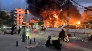 Bombardement israélien sur une ferme solaire et une centrale électrique dans la ville côtière de Tyr, dans le sud du Liban, le 4 mars 2026. ©AFP - Kawnat HAJU